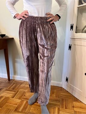 Crinkly velour women’s pants size small mauve